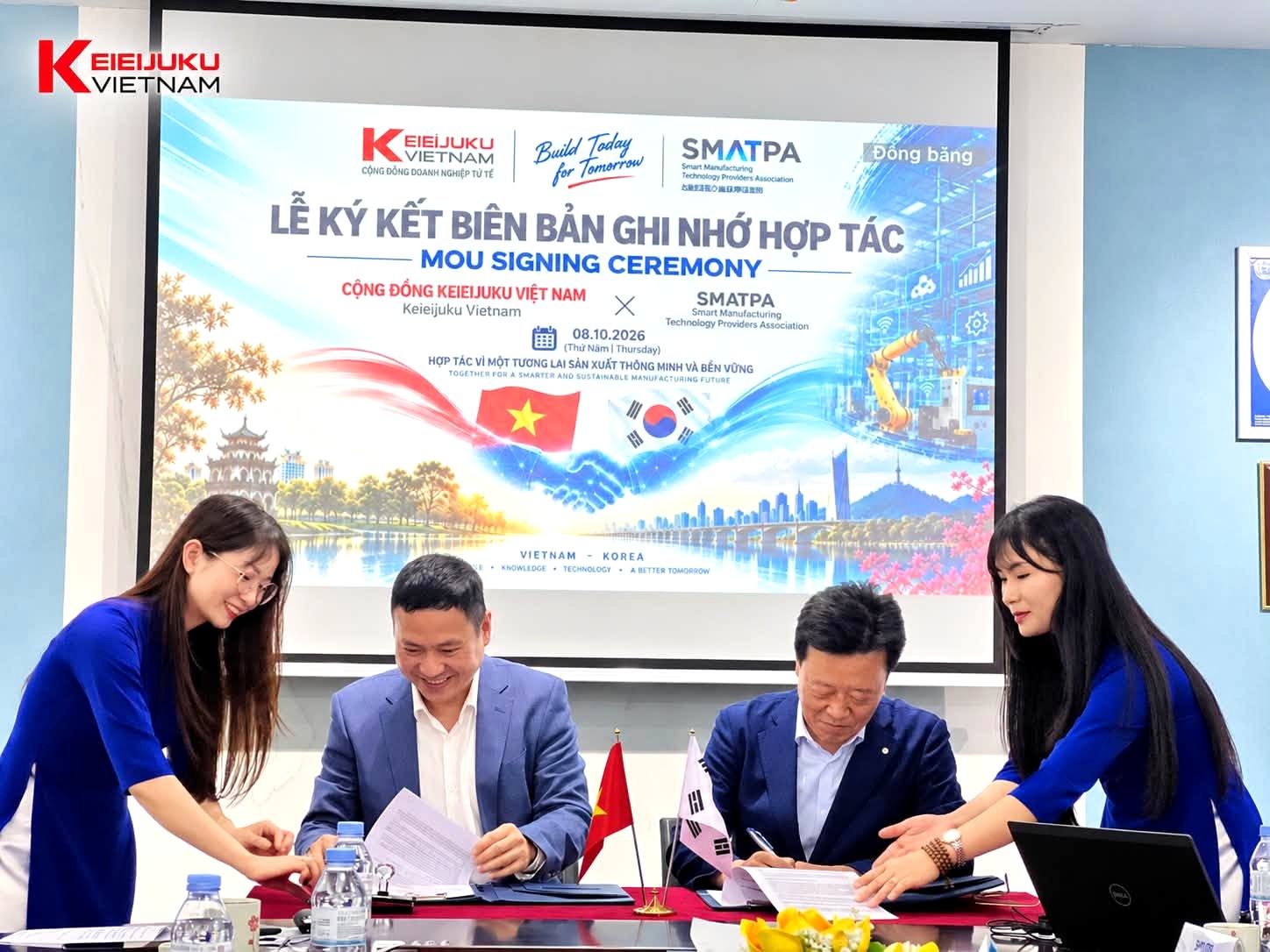 Representatives of Keieijuku Vietnam and SMATPA sign the Memorandum of Understanding. Photo: KEI