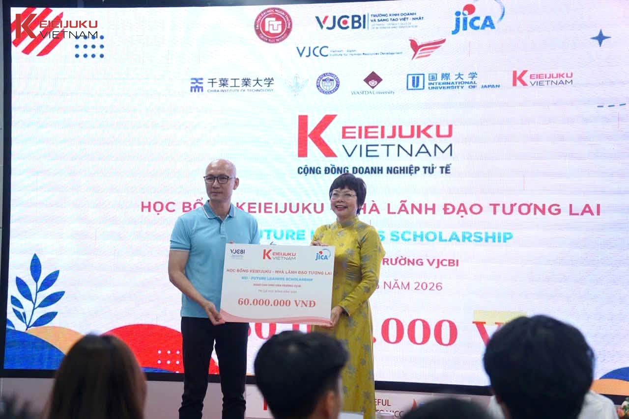 Mr. Chu Hoang Tung (left) presents a symbolic board for the VND 60,000,000 contribution to the VJCBI Scholarship Fund. Photo: KEI