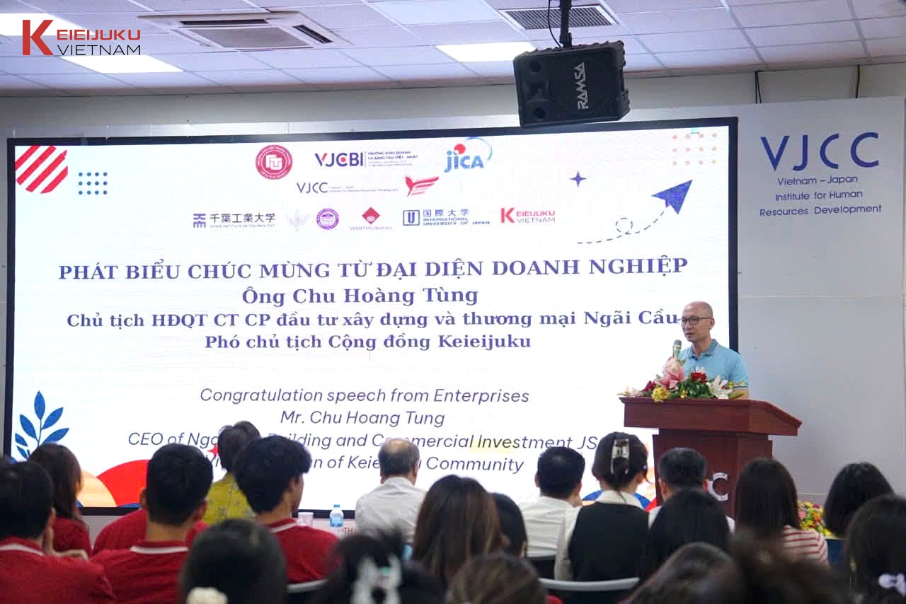 Mr. Chu Hoang Tung delivers a congratulatory speech at VJCBI's 2026–2027 activation ceremony. Photo: KEI