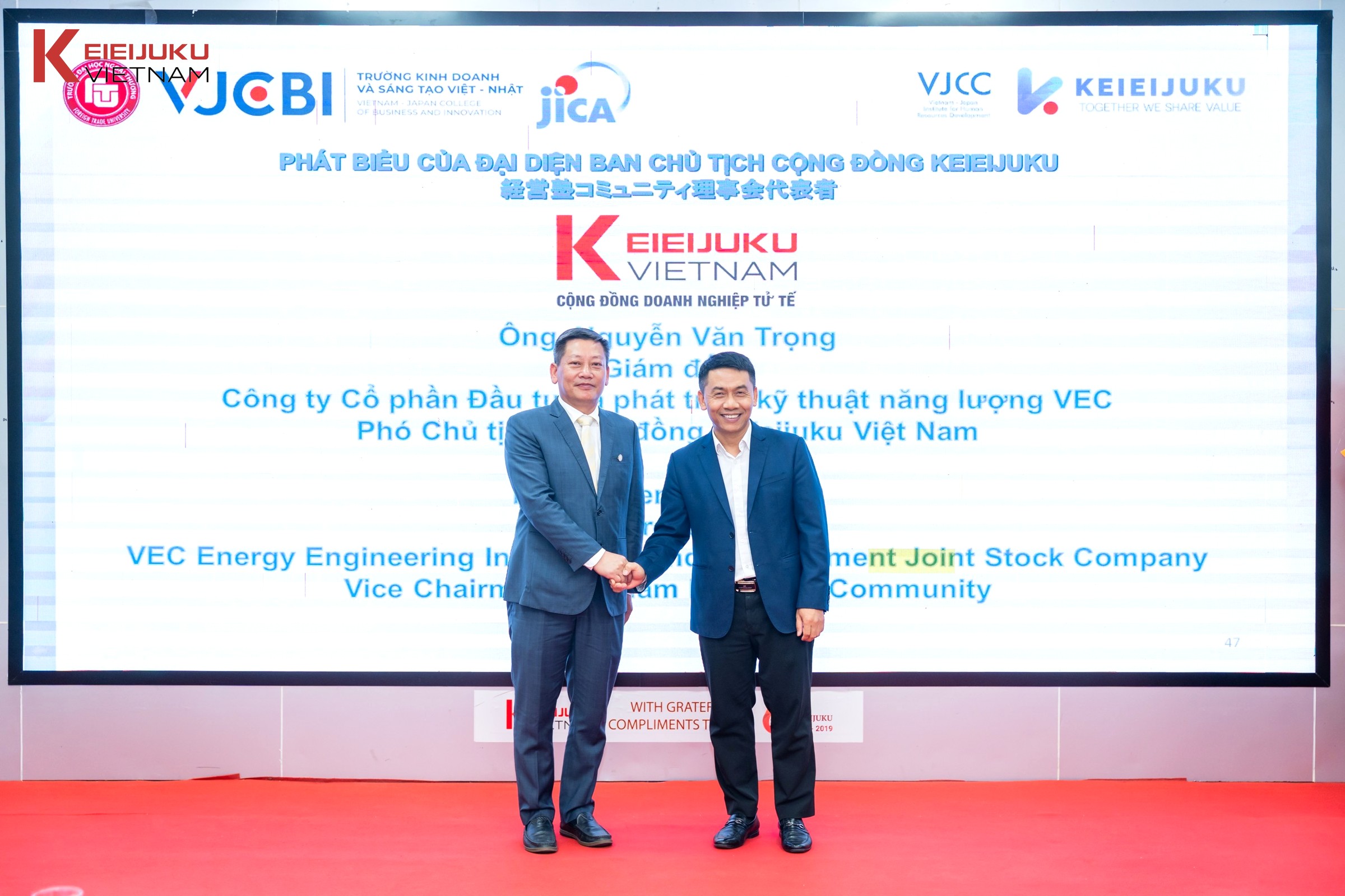 Mr. Nguyen Van Trong, Vice Chairman of the Keieijuku Vietnam Community (right), shakes hands on stage at the ceremony. Photo: KEI