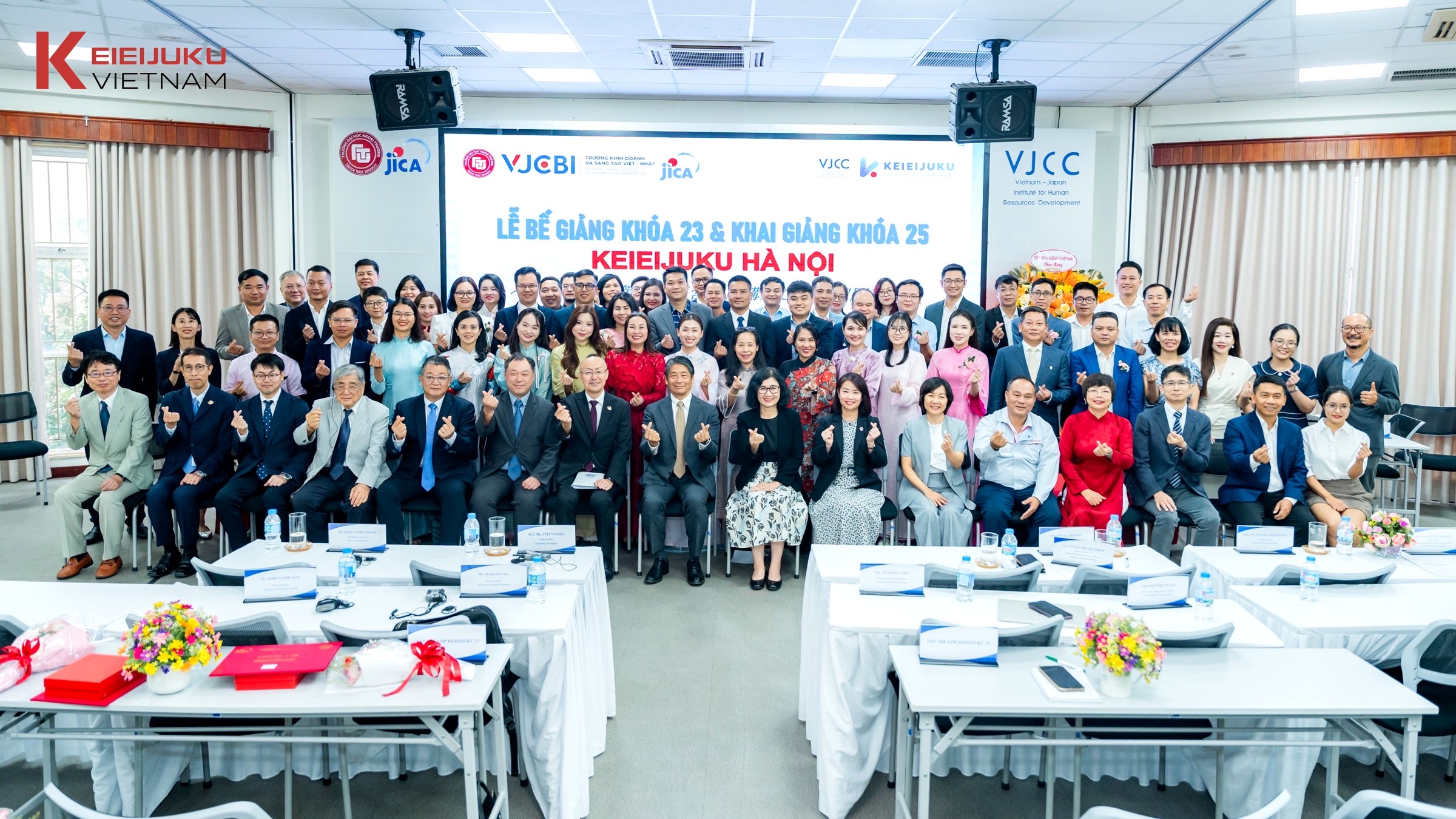 Participants of both courses, guests and organisers pose for a commemorative photo at the KEIEIJUKU Hanoi Course 23 graduation and Course 25 opening ceremony. Photo: KEI