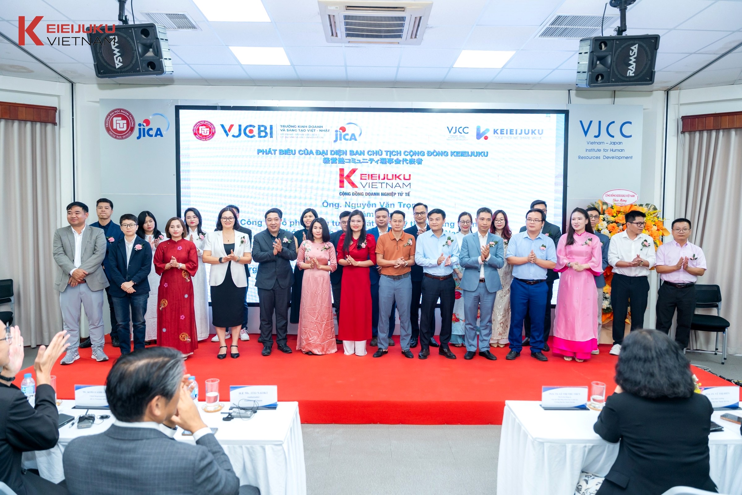 Keieijuku Vietnam Community representatives and participants pose on stage. Photo: KEI